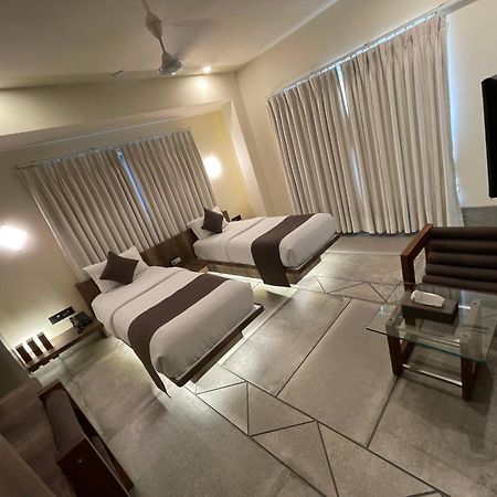 De Glance Hotel スーラト エクステリア 写真
