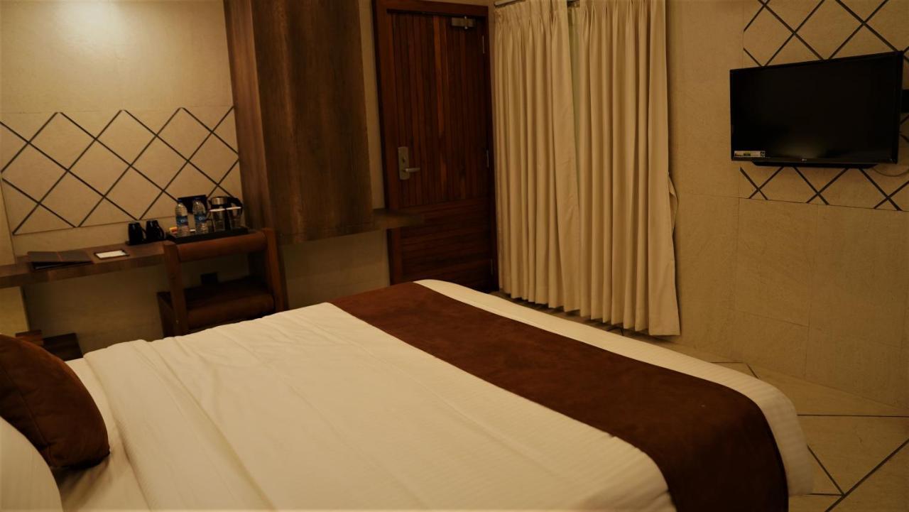 De Glance Hotel スーラト エクステリア 写真