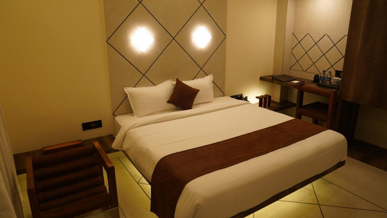 De Glance Hotel スーラト エクステリア 写真
