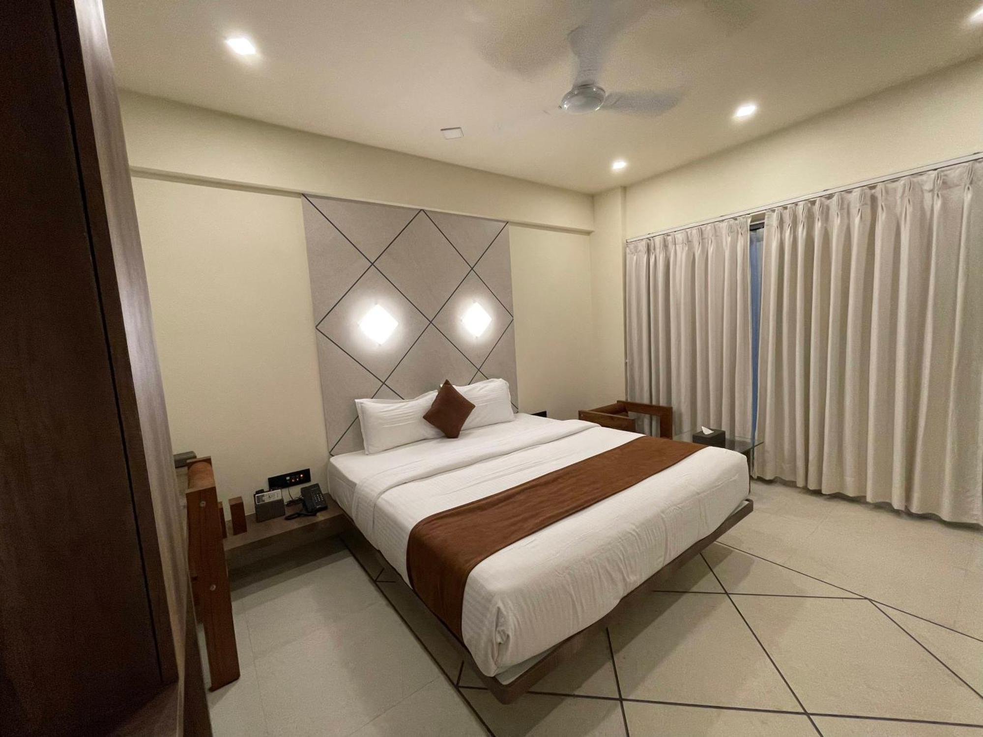 De Glance Hotel スーラト エクステリア 写真